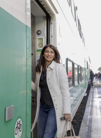 _MG_2336_Dipika-boarding-GO-train